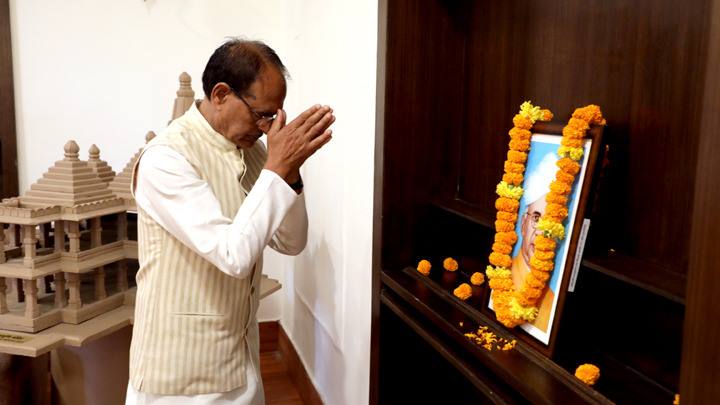 मुख्यमंत्री श्री चौहान ने पूर्व राष्ट्रपति डॉ. राधाकृष्णन की जयंती पर नमन किया